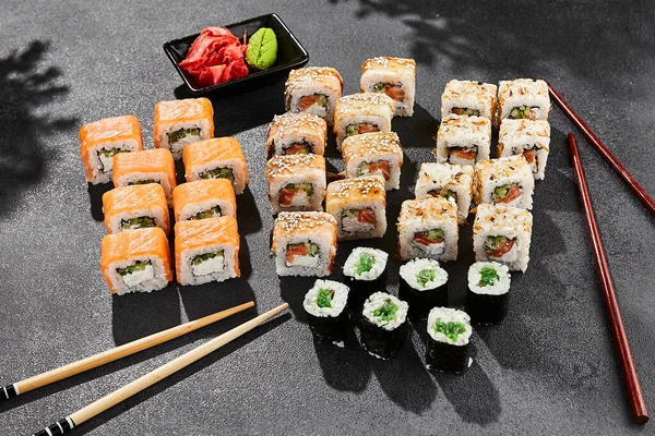 Sushi Maki Está Sobre Fondo Oscuro Set Maki Con Rollos — Foto de Stock