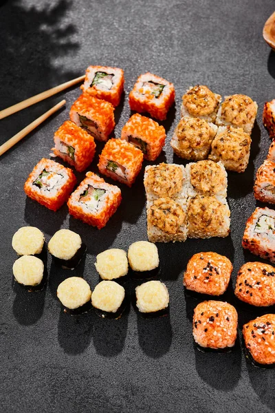 Maki Sushi Setat Fundal Întunecat Maki Set Role Varietate Compoziție — Fotografie, imagine de stoc