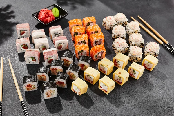 Maki Sushi Tummalla Pohjalla Iso Maki Asetettu Erilaisia Rullia Koostumus — kuvapankkivalokuva