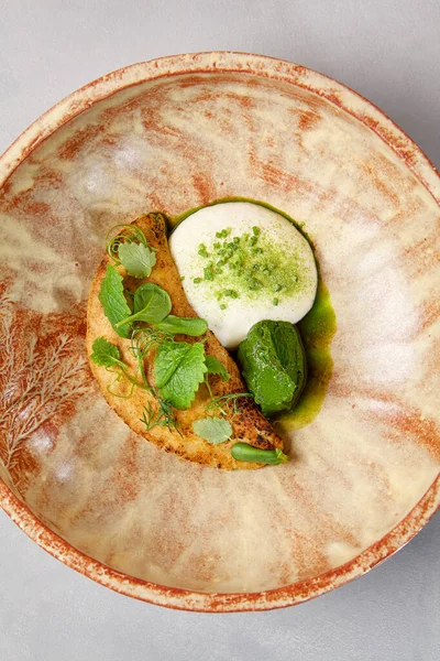 Tortilla Con Espuma Cremosa Sorbe Espinacas Hojas Verdes Tortilla Tazón —  Fotos de Stock