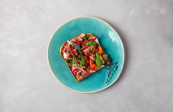 Bruschetta Com Rosbife Páprica Assada Cebola Placa Cerâmica Azul Torrada — Fotografia de Stock