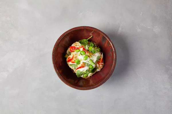Yengeçli Aşçı Salatası Kinoa Sebze Yapımı Koyu Seramik Kasede Edamame — Stok fotoğraf