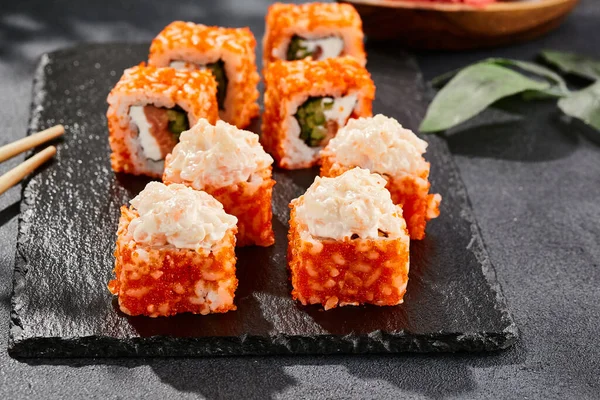 Maki Sushi Ciemnym Kamiennym Stole Kalifornijski Maki Tobiko Sushi Łososiem — Zdjęcie stockowe