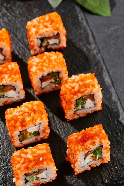 Maki Sushi Ardezie Întunecată California Maki Somon Rola Sushi Somon — Fotografie, imagine de stoc