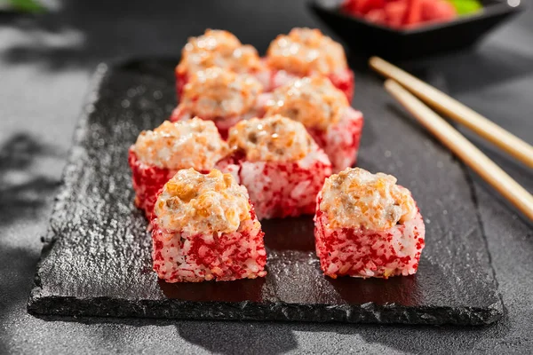 Coapte Maki Sushi Ardezie Întunecată Rolă Sushi Fierbinte Somon Rolă — Fotografie, imagine de stoc