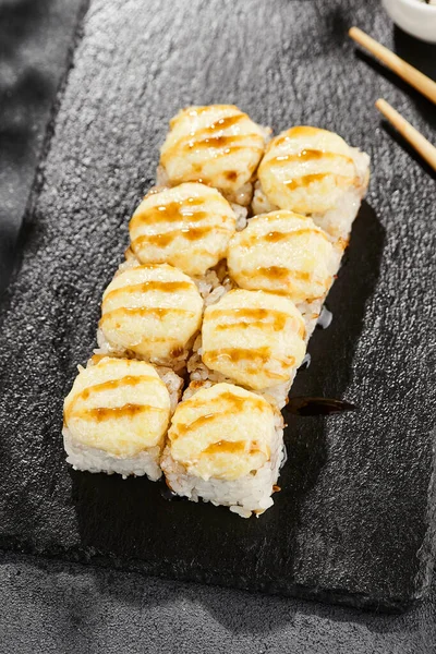 Upieczone Sushi Maki Ciemnym Łupku Maki Gorącym Serem Sosem Unagi — Zdjęcie stockowe