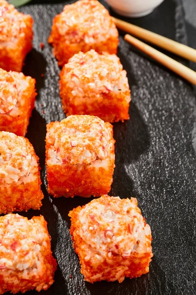 Upieczone Sushi Maki Ciemnym Łupku Gorący Maki Kalifornii Krabem Sushi — Zdjęcie stockowe