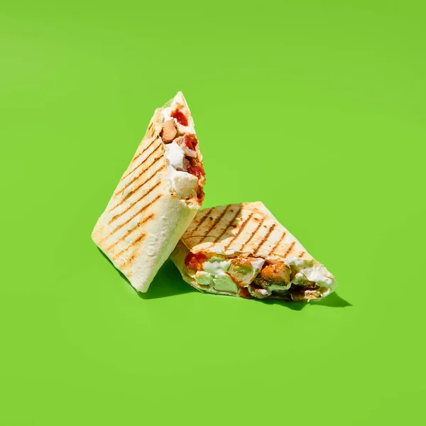 Shawarma Warzywami Mięsem Zielonym Tle Współczesny Plakat Shawarmą Doner Kebab — Zdjęcie stockowe