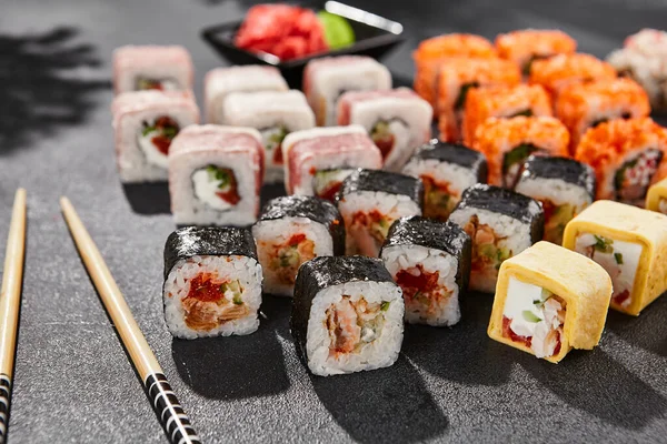 Maki Sushi Tummalla Pohjalla Iso Maki Asetettu Erilaisia Rullia Koostumus — kuvapankkivalokuva