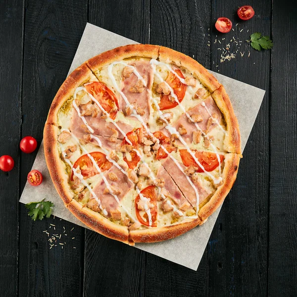 Hausgemachte Pizza Auf Pergament Und Schwarzem Holz Hintergrund Amerikanische Pizza Stockbild