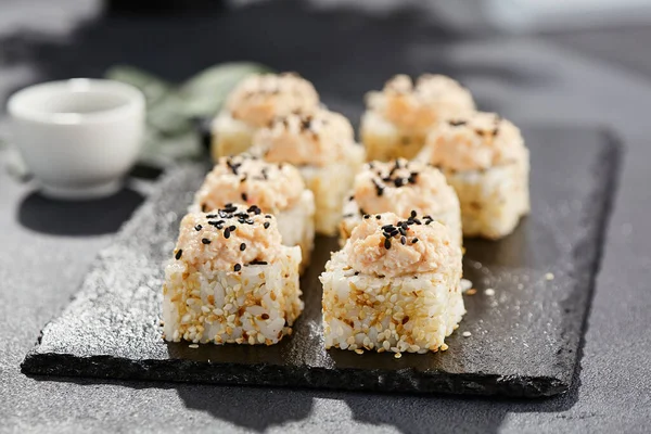 Sushi Maki Mesa Pedra Escura Rolo Sushi Tempero Caranguejo Coberto Fotografias De Stock Royalty-Free