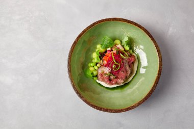 Aperatif, soslu biftek, salatalık ve seramik kasede soğan. Modern seramik bulaşık takımında biftek. El yapımı yemek tabağı. Modern yemek, el yapımı bulaşık takımı.