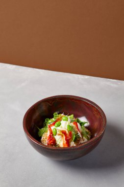Yengeçli aşçı salatası, kinoa, sebze ve ev yapımı koyu seramik kasede edamame fasulyesi. Yengeçli salata kasesi, avokado, modern servis malzemelerinde krema sosu. Beton zeminde modern bulaşık malzemesi