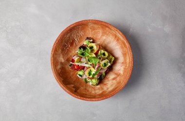 Pastırmalı salata, sebze ve el yapımı seramik kasede sos. Gri taşlı arka planda modern bulaşık takımında biftek ve sebze salatası. Şef 'ten çağdaş yemek. El yapımı yemek tabağı.