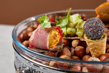 Fındıklı aperatifler lüks tabakta. İlham verici şeften yaratıcı aperatifler. Somon peynirli kek, balık tartarı, pastırmalı kroket, ciğer ezmesi, fırında mini paprika..