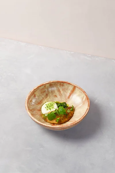 Omelette Kremowym Espuma Sorby Szpinaku Zielone Liście Omelette Domowej Roboty — Zdjęcie stockowe