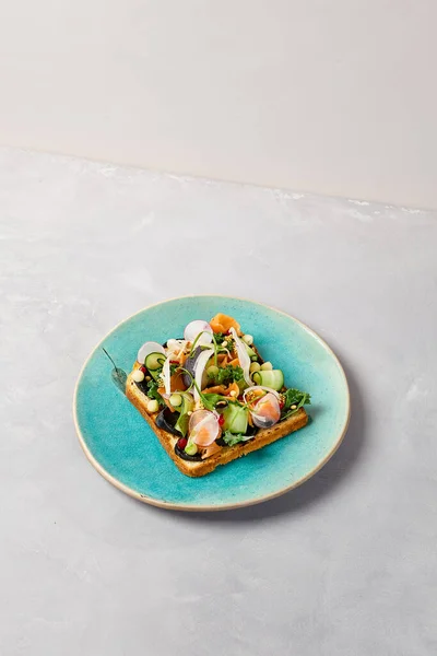 Bruschetta Łososiem Serem Śmietankowym Warzywami Niebieskim Ceramicznym Talerzu Toast Łososia — Zdjęcie stockowe