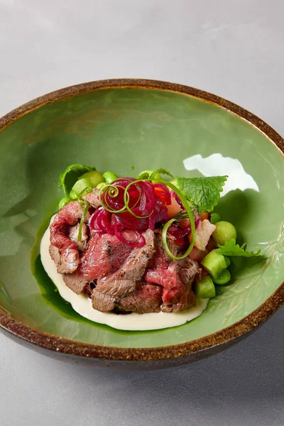 Aperitivo Carne Asada Con Salsa Pepino Cebolla Escudilla Cerámica Carne — Foto de Stock