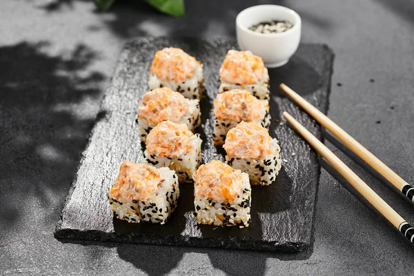 Coapte Maki Sushi Ardezie Întunecată Rolă Sushi Fierbinte Somon Brânză — Fotografie, imagine de stoc