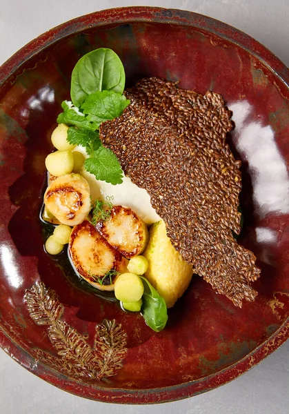 Vieiras Mar Asadas Con Puré Apio Bolas Calabacín Plato Cerámica Imagen De Stock