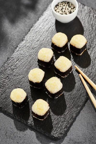 Sushi Maki Horno Pizarra Oscura Rollo Hosomaki Con Queso Caliente — Foto de Stock