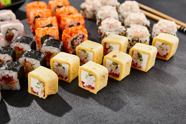 Sushi Maki Está Sobre Fondo Oscuro Conjunto Maki Grande Con — Foto de Stock