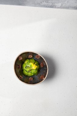 El yapımı seramik kasede salatalık turşusu. Yenilikçi tariflerde taze salatalık ve cornichon dilimleri.