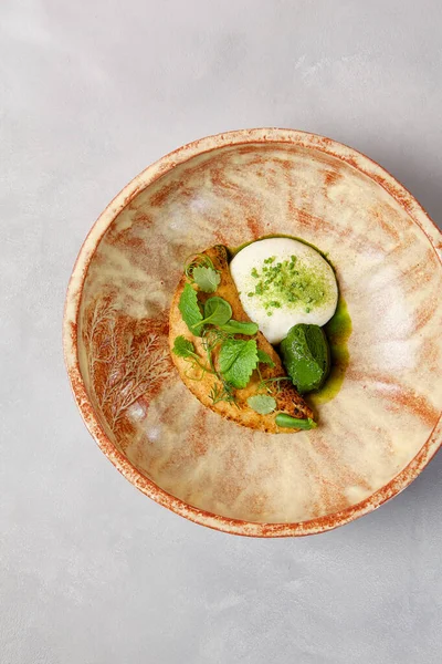 欧梅莉特 乳白色意粉 菠菜和绿叶 在灰色石头背景的自制陶瓷碗中的欧梅莱特 陶瓷静物的生命 现代餐具中的早餐 — 图库照片