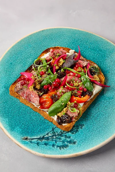 Bruschetta Con Arrosto Manzo Paprica Forno Cipolla Piatto Ceramica Blu — Foto Stock