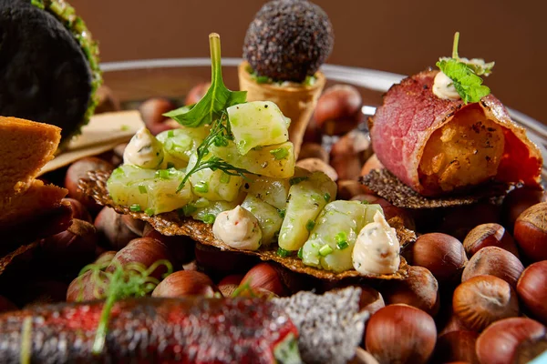 Fındıklı aperatifler lüks tabakta. İlham verici şeften yaratıcı aperatifler. Somon peynirli kek, balık tartarı, pastırmalı kroket, ciğer ezmesi, fırında mini paprika..