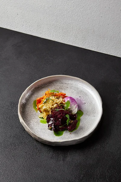 손으로 도자기 그릇에 채소를 씻었습니다 캐러멜화 크로커 셀러리 요리의 혁신적 — 스톡 사진