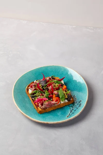 Bruschetta Pieczoną Wołowiną Pieczoną Papryką Cebulą Niebieskim Ceramicznym Talerzu Toast Zdjęcie Stockowe