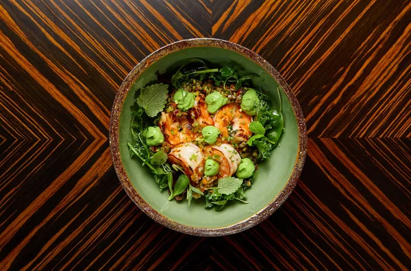 Zelená Mísa Krevetami Quinoa Avokádovým Krémem Ručně Vyrobeném Keramickém Talíři Stock Snímky