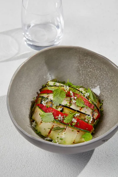 Gemüseratatouille Mit Zucchini Auberginen Und Paprika Sommerlichen Stil Mit Hartem Stockbild