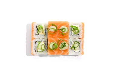 Japon mutfağı. İçinde karides olan suşi rulosu. Beyaz arka planda soyutlanmış somon ve wasabi sosu. Minimalist tarzda somon balıklı Maki suşi. Maki suşili en düşük bileşim
