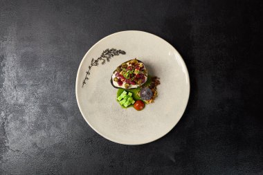 Çavdar ekmeğine sığır etli tartar, kapari, salatalık, peynir espuma ve baharatlı. El yapımı seramik tabakta etli tartar. Modern bulaşık takımında yenilikçi tarifler