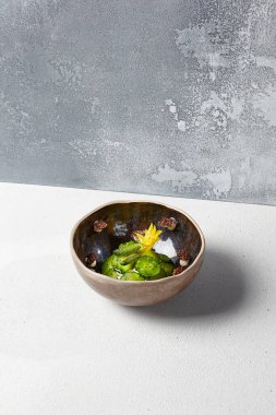 El yapımı seramik kasede salatalık turşusu. Yenilikçi tariflerde taze salatalık ve cornichon dilimleri.