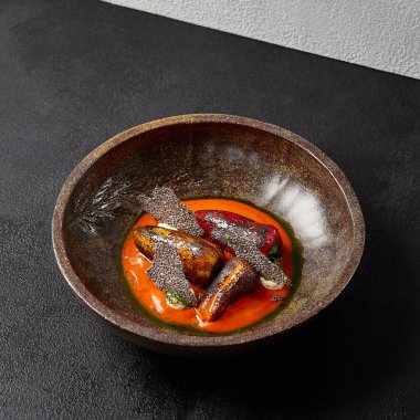 Aperatifler - koyu seramik kasede peynirli fırında kırmızı biber. Modern bulaşık takımında ızgara tatlı biber. Yenilikçi tarifler: ızgara kırmızı ve sarı kırmızı biber ve keten gevreği..