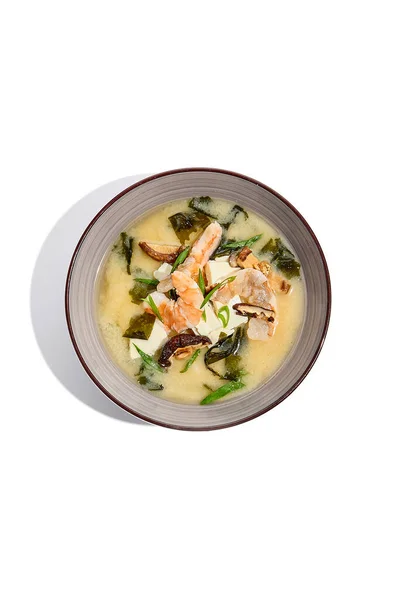 日本料理 ワカメ 椎茸の味噌スープ 白地の器にエビの入ったみそ汁 — ストック写真
