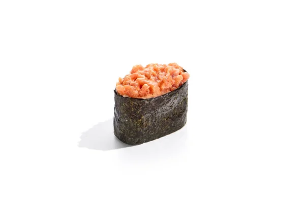 Comida Japonesa Gunkan Con Salmón Salsa Picante Salmón Gunkan Aislamiento —  Fotos de Stock