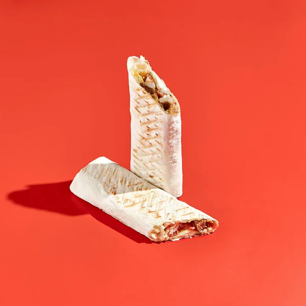Shawarma Avvolgere Con Manzo Sfondo Colore Con Ombra Dura Sandwich — Foto Stock