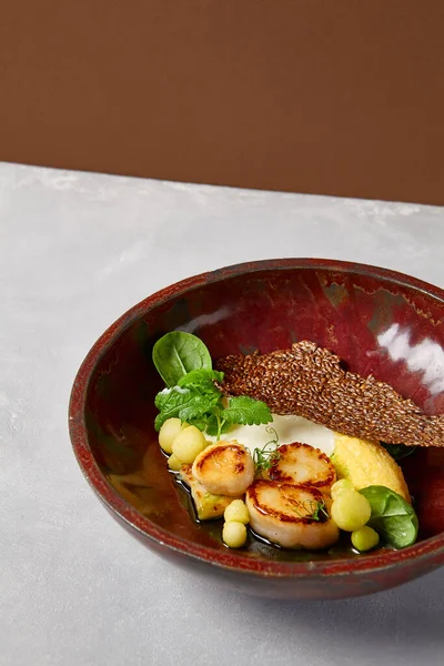 在黑色手工制作的陶瓷盘中加入芹菜泥和南瓜球的烤海扇贝 在灰色混凝土背景下的现代餐具中的海鲜菜肴 启发性厨师 — 图库照片