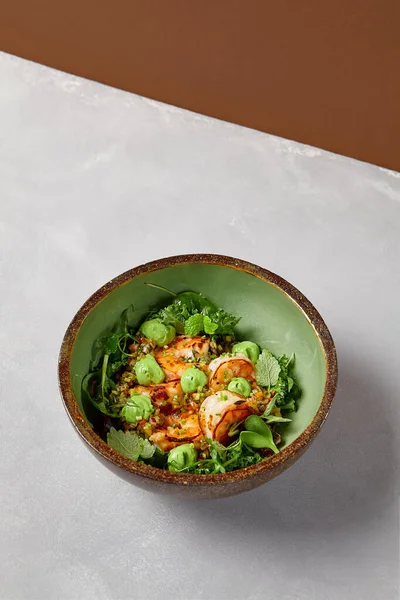 Zielona Miska Krewetkami Quinoa Krem Awokado Ręcznie Robionym Ceramicznym Talerzu — Zdjęcie stockowe