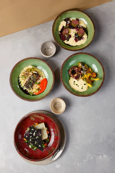 Zestaw Posiłków Ręcznie Robionych Ceramicznych Naczyniach Kompozycje Kuchni Żywności Szarym — Zdjęcie stockowe