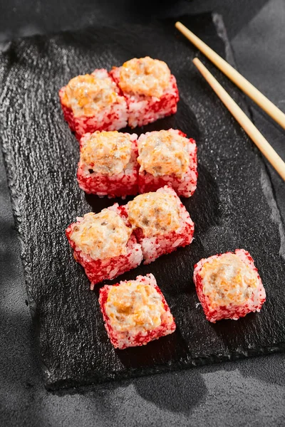 Upieczone Sushi Maki Ciemnym Łupku Gorące Sushi Łososiem Sushi Roll — Zdjęcie stockowe