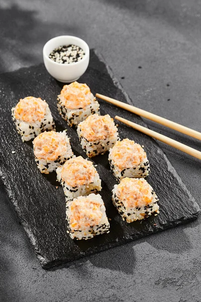 Coapte Maki Sushi Ardezie Întunecată Rolă Sushi Fierbinte Somon Brânză — Fotografie, imagine de stoc