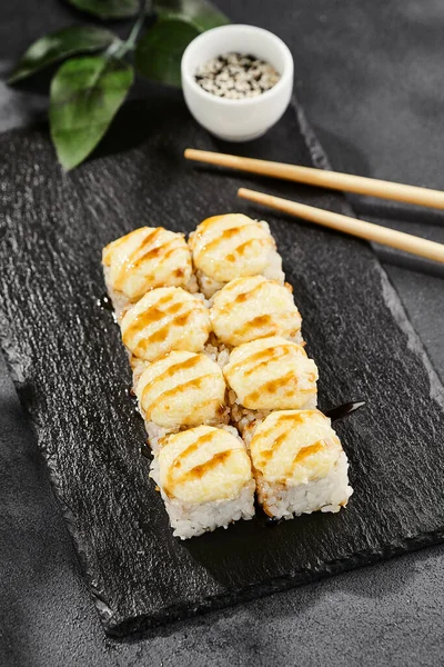 Coapte Maki Sushi Ardezie Întunecată Maki Brânză Fierbinte Sos Unagi — Fotografie, imagine de stoc