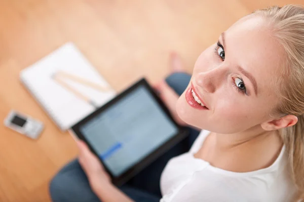 Student using a tablet computer — Stock Photo, Image