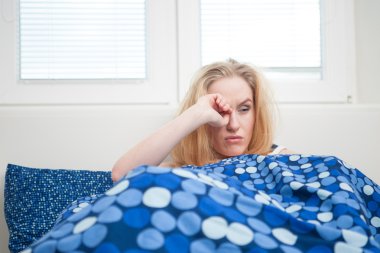 Kafkasyalı kadın yatakta, korkunç bir baş ağrısıyla işe geç kalkıyor.