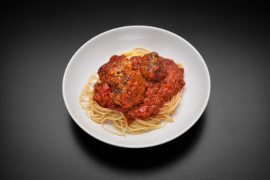 Klasik İtalyan yemek: makarna makarna köfte ve domates ile